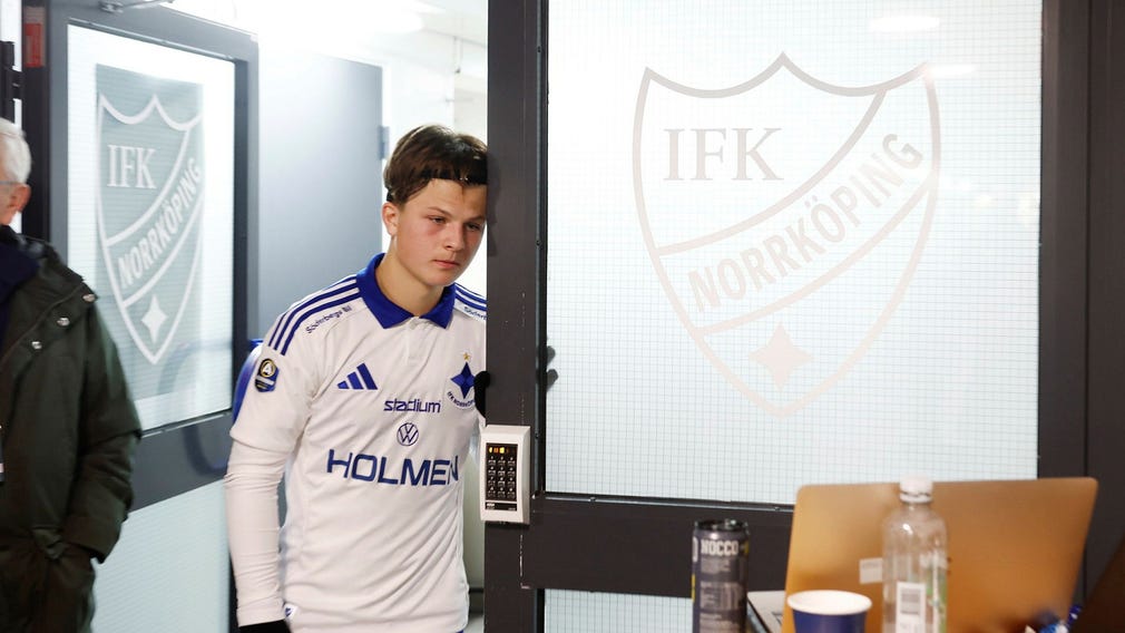 Norrköpings Axel Brönner väntar på besked om när matchen ska återupptas.