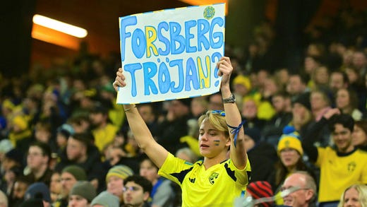 25724 åskådare såg Sverige mot Slovenien. En ville ha Emil Forsbergs tröja.