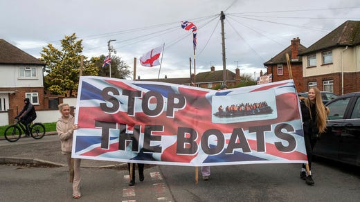 Antalet asylsökande ökar i Storbritannien, vilket orsakat protester runt om i landet. Regeringen vill nu minimera antalet människor som beviljas asyl.