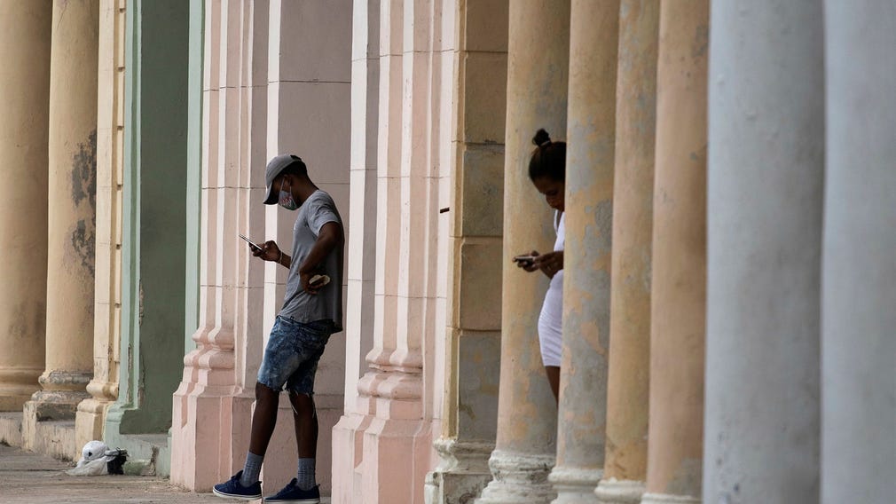 Människor på Kuba letar efter publikt wifi sedan regeringen stängt av mobildata efter protesterna i juli 2021.