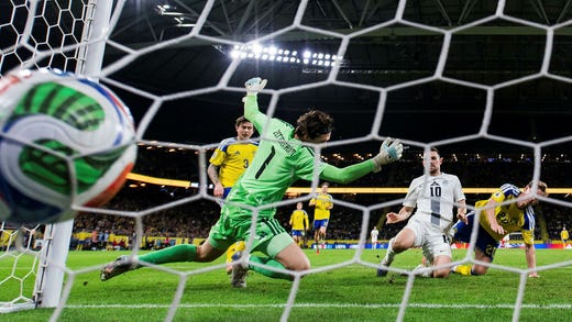 Sloveniens Timi Elsnik gör 1–0 efter ett svenskt misstag.