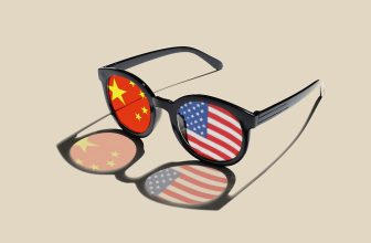 LLMs Respond Differently in English and Chinese