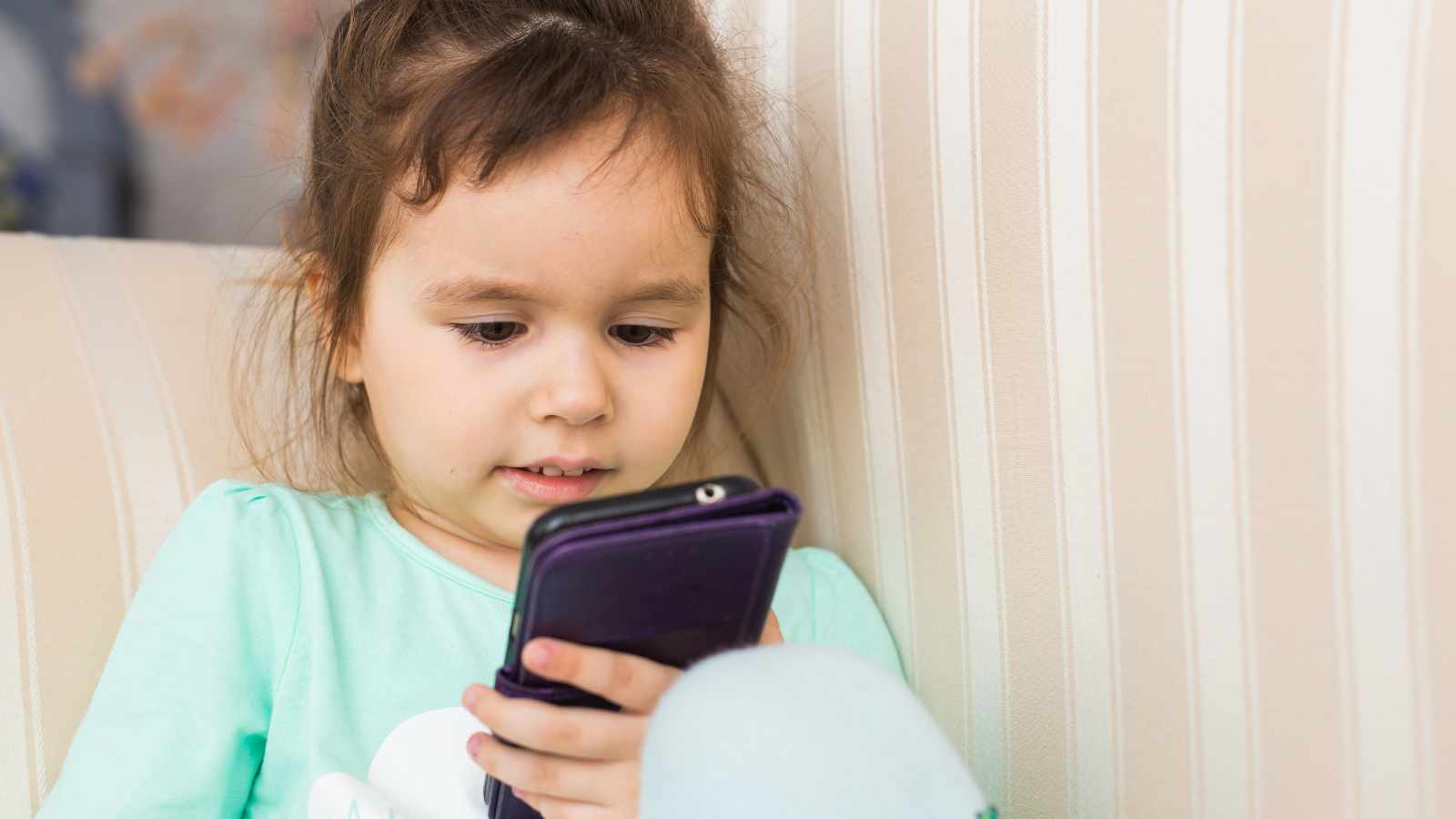 warning signs you're losing your child to their smartphone, according to a psychologist