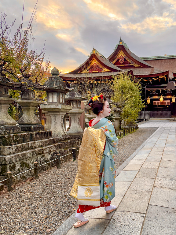 Maiko at Kitano Tenmangu Shrine