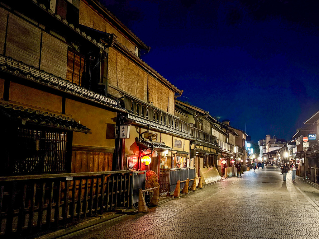 Gion geisha district at night