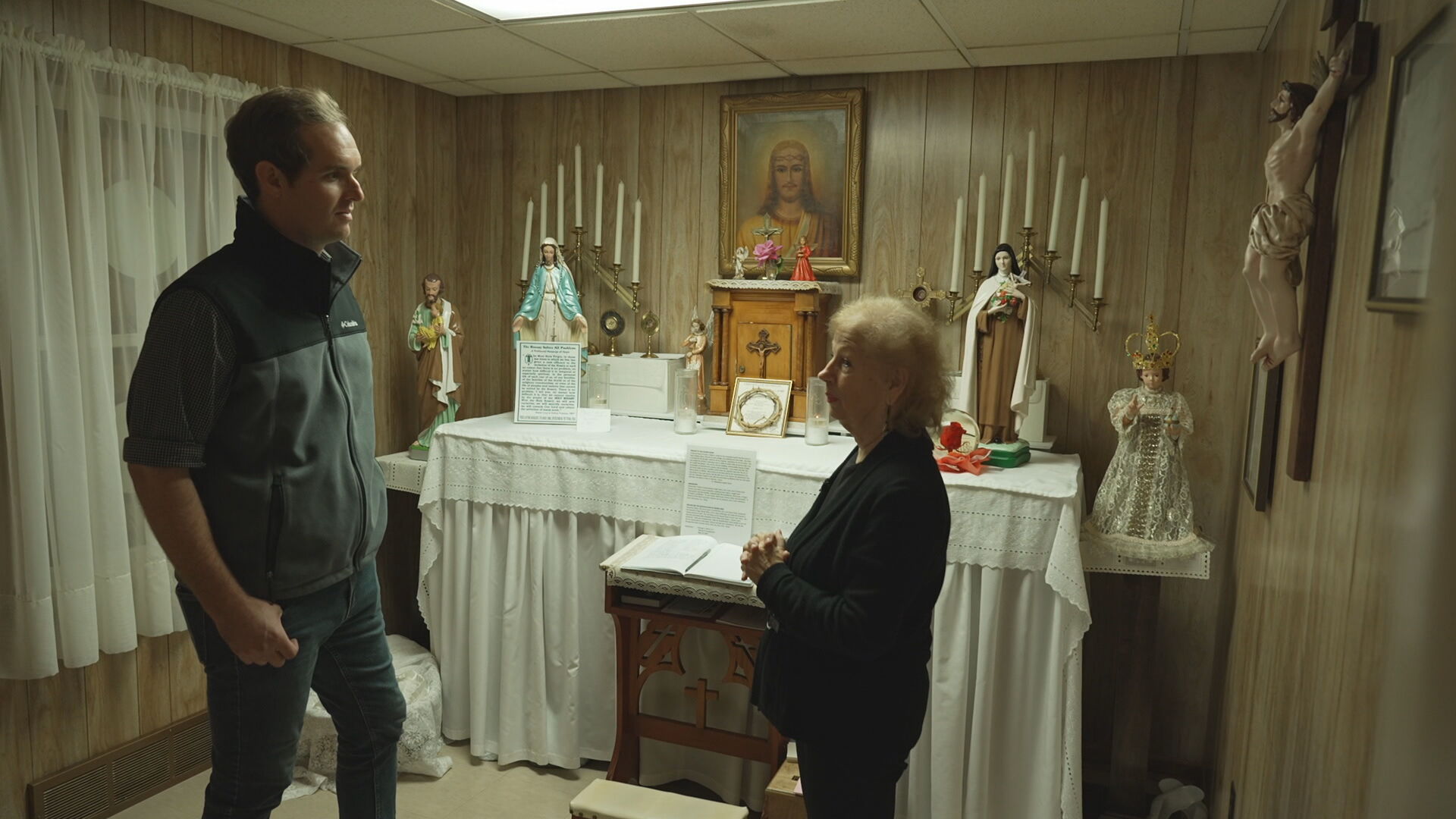 Mark Irons speaks with Rhoda Wise's granddaughter, Darlene Zastawny. 