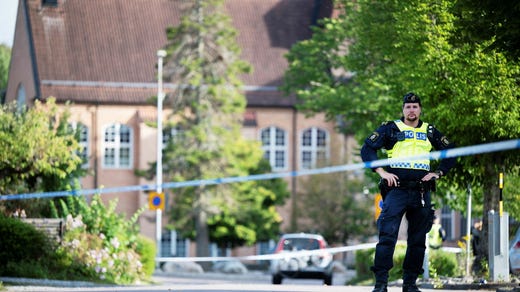 Polis vid Brinellskolan i Fagersta.