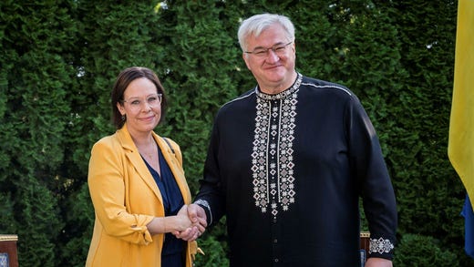 Malmer Stenergard och sin ukrainska motpart, Andrii Sybiha.