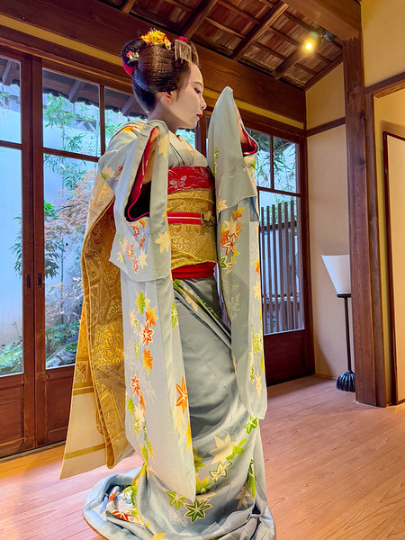 Maiko dancing in Kyoto