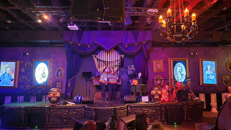 Live Music, Karaoke, and Nights That Shift With the Crowd
