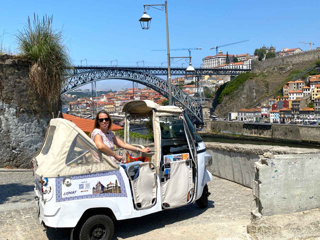 anna in tuk tuk in porto OP