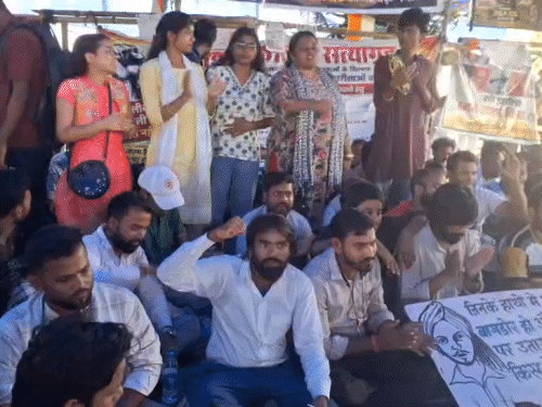 जयपाल सिंह स्टेडियम में अलग-अलग दो मंचों पर छात्र प्रदर्शन कर रहे हैं।