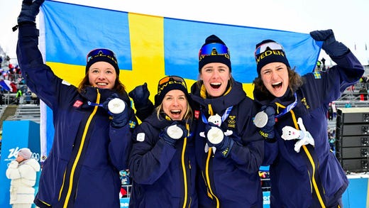 Det svenska stafettlaget med Linn Gestblom, Anna Magnusson, Elvira Öberg och Hanna Öberg tog silver under OS 2026.
