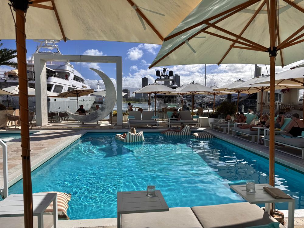 la luna beach club gold coast australia