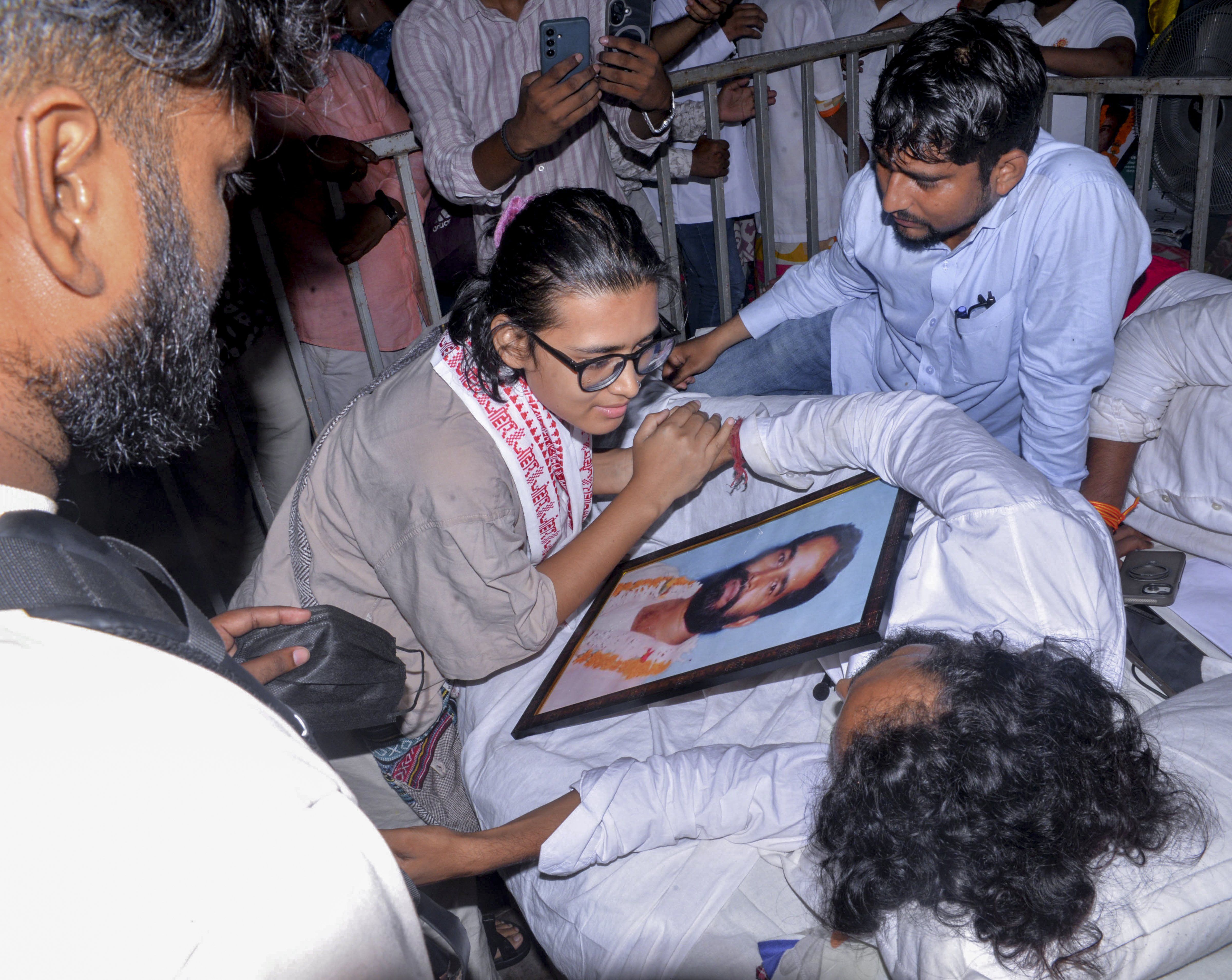 देवेंद्र महतो से बात करतीं नेहा बोरा