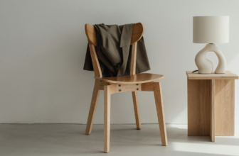How to Develop a Minimalist Mindset and Live With Less Crap