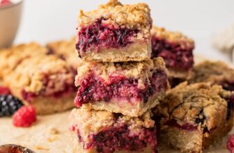 Delicious Shortbread Bars with Berries and Oats