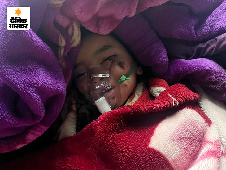 नेपाल में मलबे से बहुत से बच्चे भी निकाले गए हैं, इन्हें गंभीर हालत में अस्पताल पहुंचाया गया है।