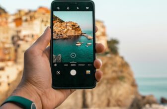 How Your Smartphone Is Both Your Friend And Foe When Travelling
