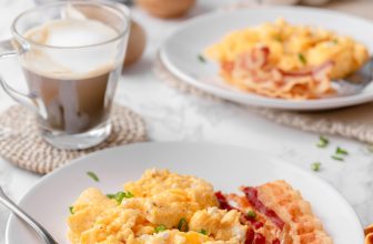 Cottage cheese scrambled eggs and bacon – High-protein breakfast