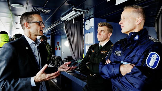 Karhu-beredskapsenhetens chef, Juha Hietala (t.h.), Ilja Iljin, kommendör vid Staben för Gränsbevakningsväsendet och Maunu Visuri, vd för Arctic-rederiet ombord på Polaris.