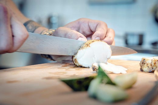 Vid ett av DN:s besök är marulken vällagad, två rejäla fiskbitar med fin grillsmak.