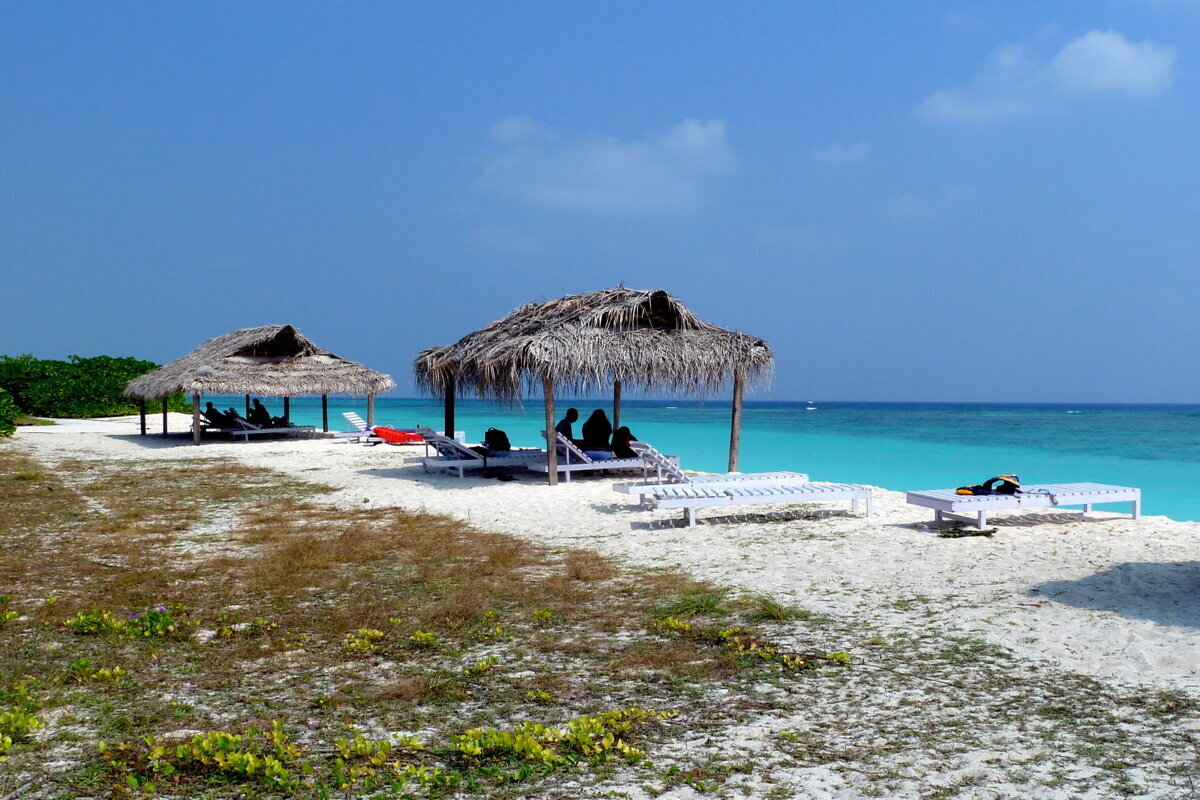 Kadmat Beach with white sand, turquoise lagoon and tropical surroundings in Lakshadweep