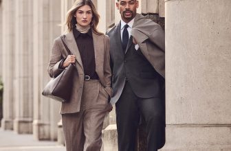 Galerie foto. Actorul britanic Aaron Pierre este ambasadorul BOSS pentru sezonul toamna-iarna. Tinutele sunt gandite in jurul costumului si a artei croitoriei.