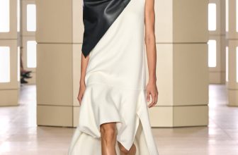 COS prezintă la New York o colecție inspirată de contrastul dintre modernism și glamourul anilor ’20 – Revista FPM