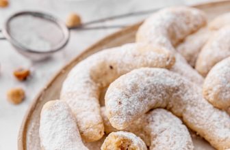 Keto almond crescent cookies (Vanillekipferl)