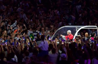 Thousands of young French Catholics converge for prayer with Pope Leo