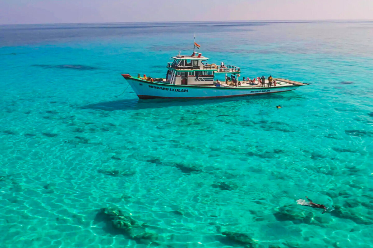 Perumal Par coral bank and turquoise lagoon in Lakshadweep