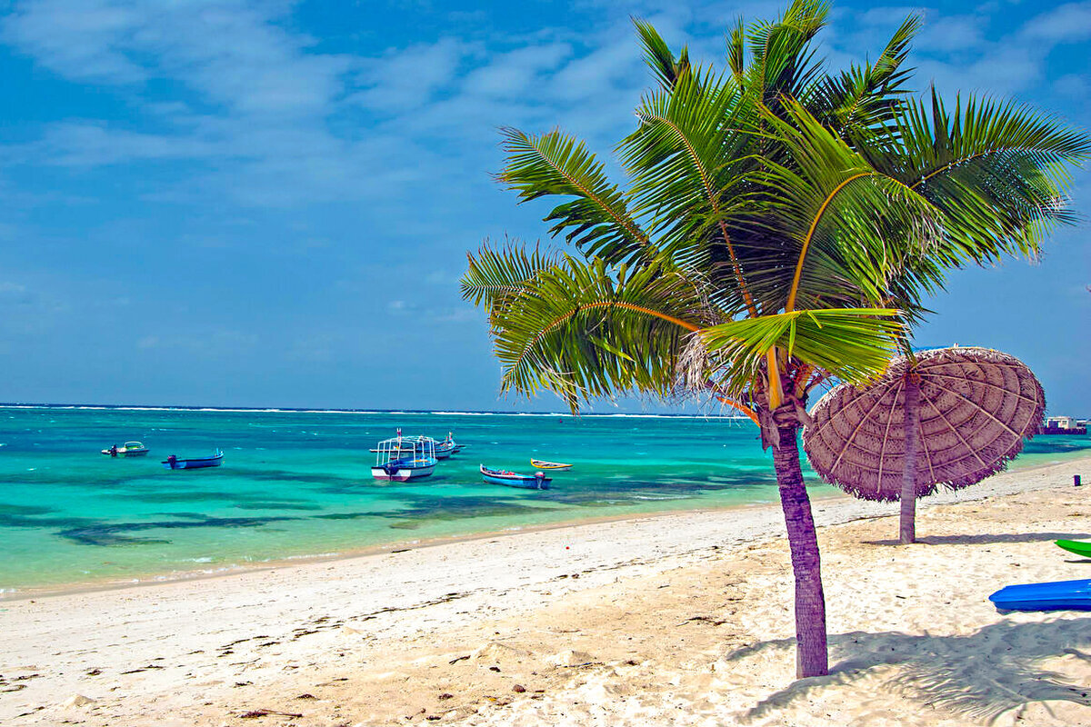 Kavaratti Beach with turquoise lagoon waters in Lakshadweep