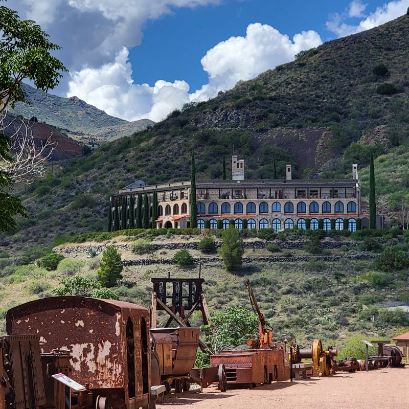 The Mansion That Watches Over the Valley