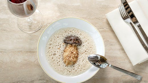 Ravioli på karljohanssvamp, valnötter och smörad svampbuljong.