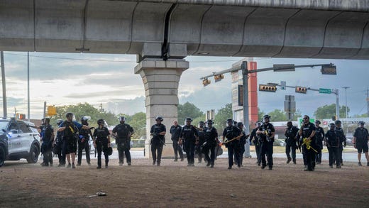 Polisen var på plats under demonstrationen som ägde rum under söndagen.