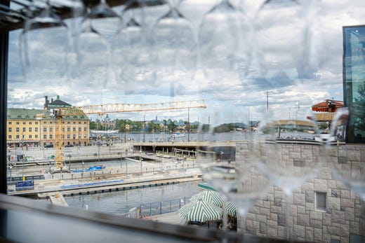 Från barplatserna får man en glimt av Franska bukten.