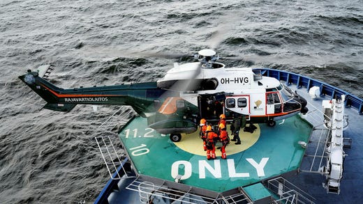 En "skadad" person lyfts ombord på gränsbevakningsväsendets Super Puma.