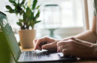 Distansarbete delar chefer och anställda
