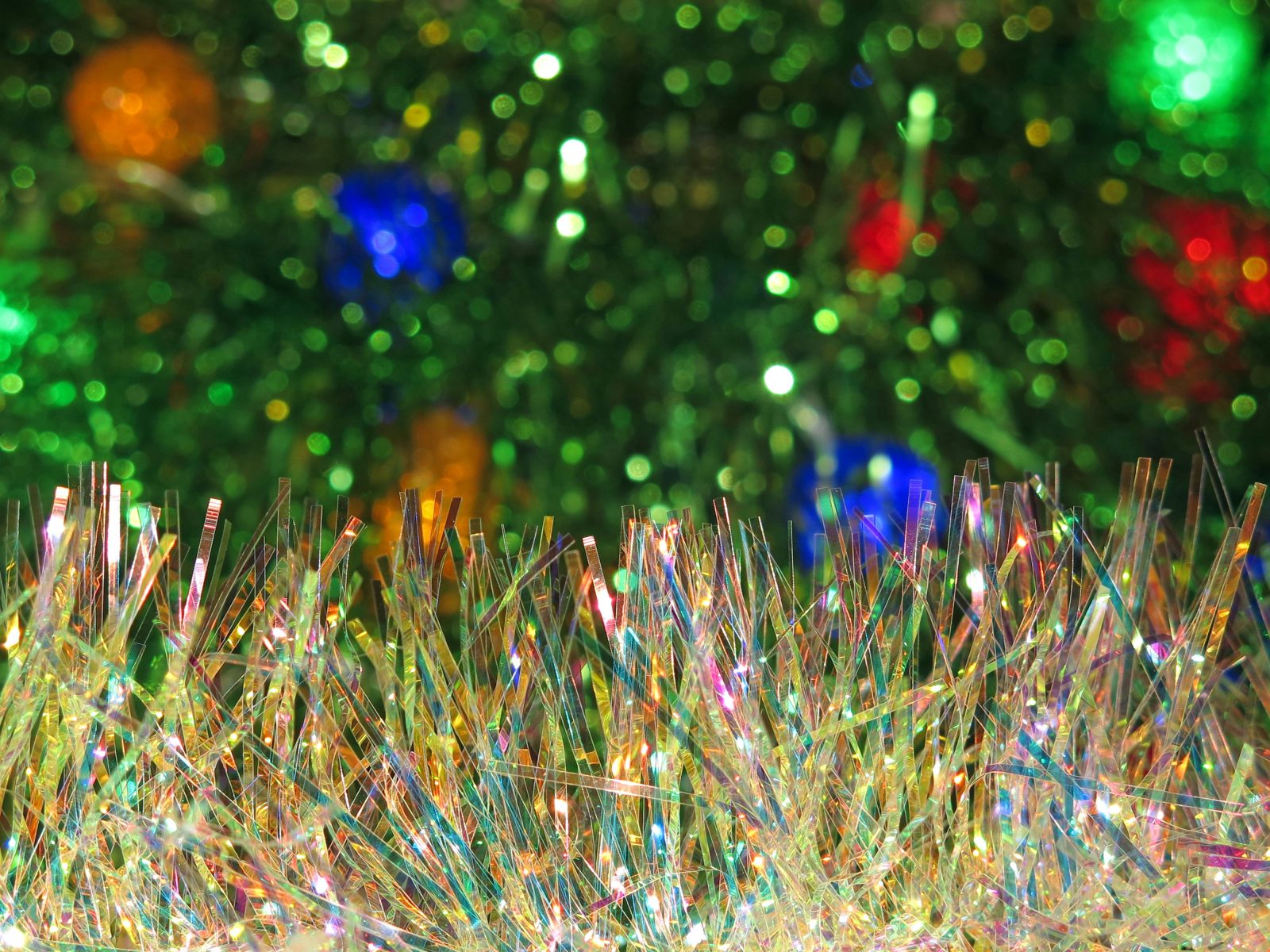 Want an 80s style Christmas? Try these 10 easy retro Christmas ideas, from colourful tinsel and paper chains to nostalgic decorations, food and cosy Christmas traditions.