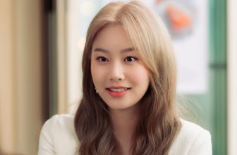 Park You Na Is An Idol-Turned-Actress Who Catches Feelings For Top Star Jung Yong Hwa In “Oh My Guard”