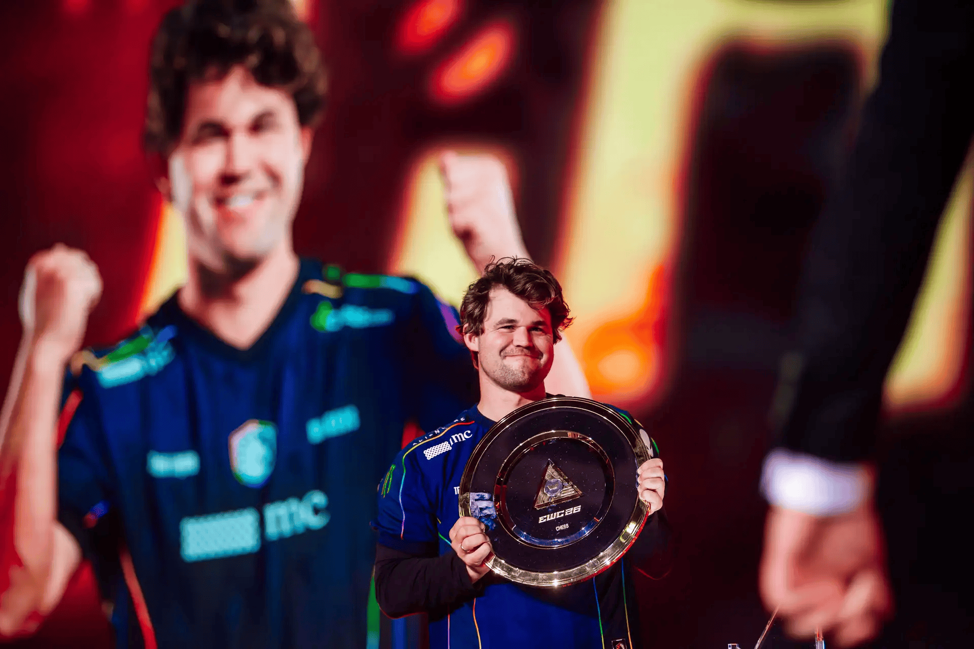 Carlsen holding his EWC trophy.