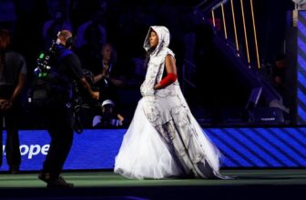 Naomi Osaka revine la US Open cu o noua tinuta spectaculoasa, inspirata de stilul lui Allen Iverson, fosta vedeta NBA care a schimbat modul in care se imbraca jucatorii de baschet.