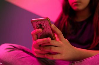 Research Connects Smartphone Ownership at Age 12 to Obesity and Mental Health Concerns