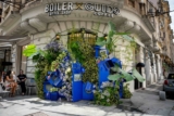 O instalație spectaculoasă apare pe Calea Victoriei. Bucureștenii sunt invitați să recicleze și primesc cafea gratuită – Revista FPM