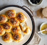 🍯 Honeycomb Bread Stuffed with Cheese (Khaliat Nahl)