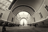 In motion through the Archway – Двигаясь сквозь арку