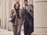 Galerie foto. Actorul britanic Aaron Pierre este ambasadorul BOSS pentru sezonul toamna-iarna. Tinutele sunt gandite in jurul costumului si a artei croitoriei.