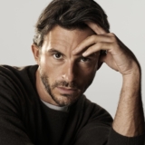 Jonathan Bailey este imaginea parfumului “I Will”, primul parfum masculin lansat de Armani Beauty in ultimii 20 de ani.